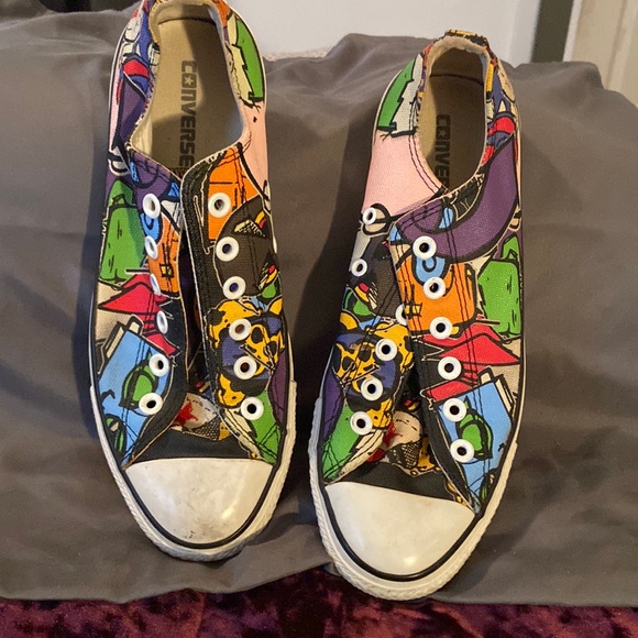 Men converse